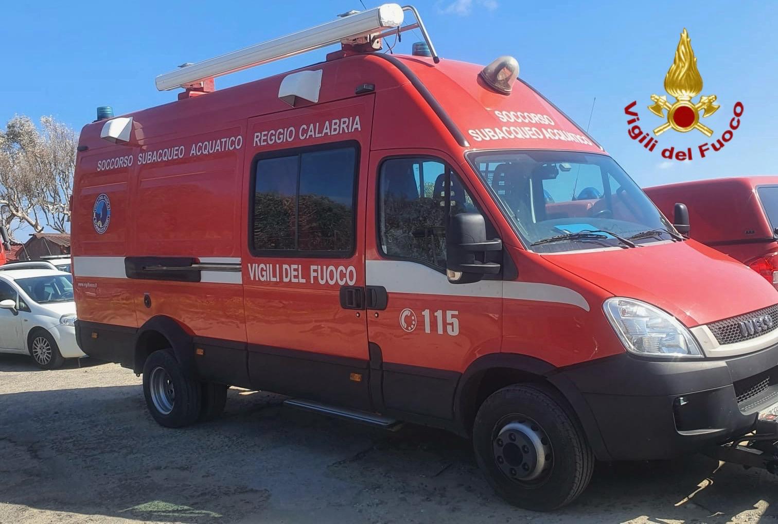 CATANIA: VIGILI DEL FUOCO IN AZIONE PER LA RICERCA DI UN UOMO SCOMPARSO ALLA PLAIA