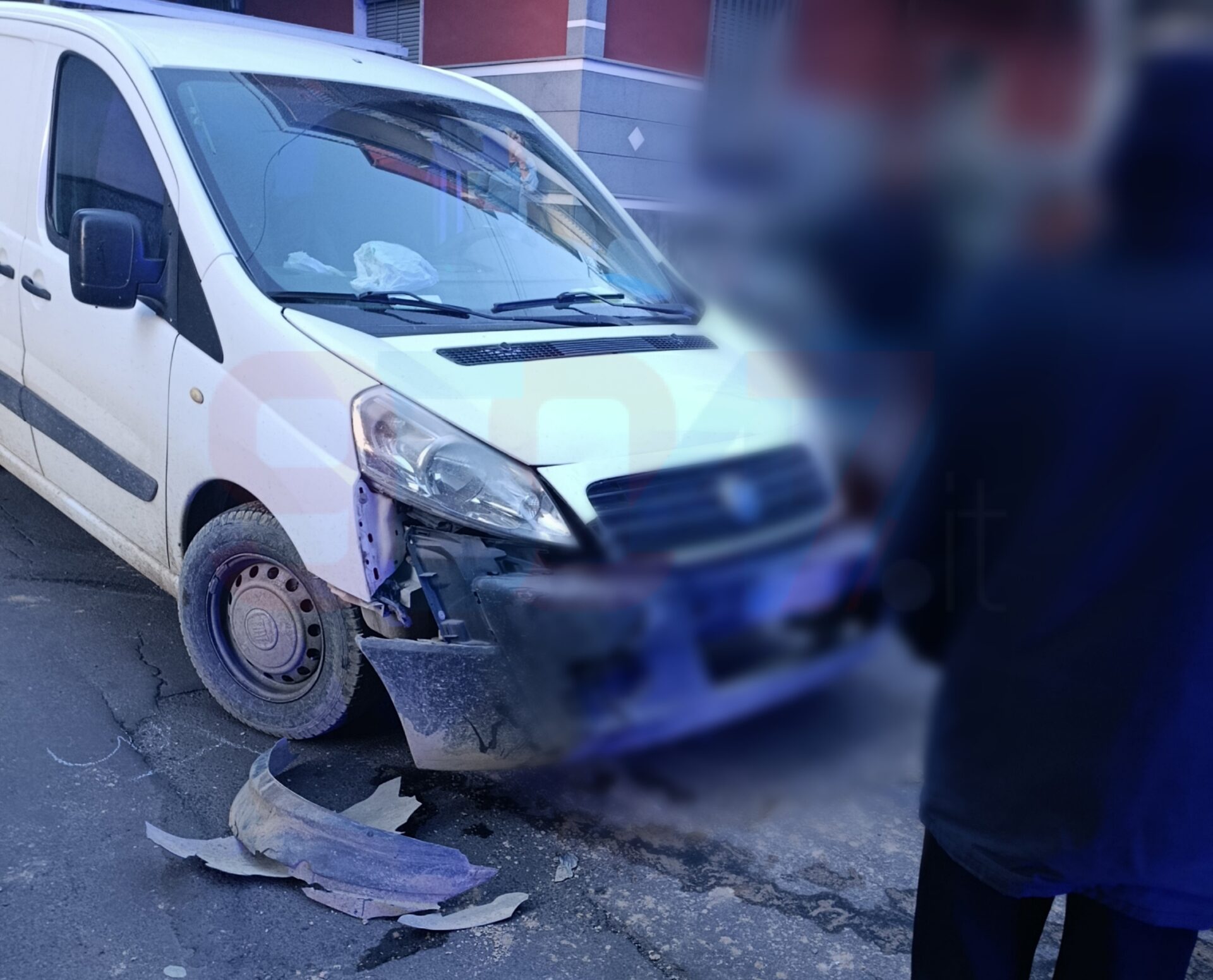 GRAVE INCIDENTE: SCONTRO FURGONE-SCOOTER IN VIA GOFFREDO MAMELI A PATERNO', FERITO UN GIOVANE