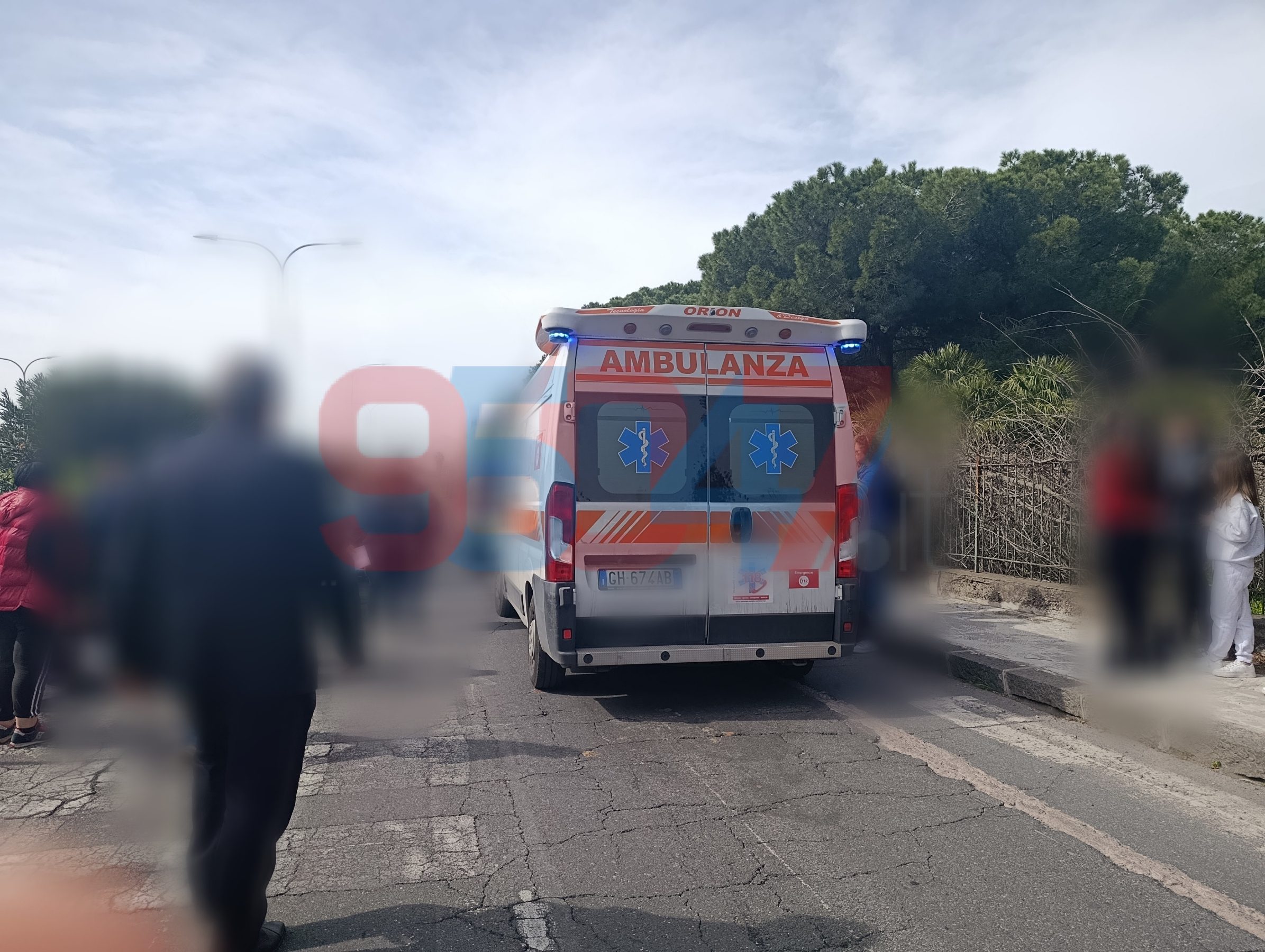 GRAVE INCIDENTE A PATERNÒ: MOTO INVESTE TRE RAGAZZE