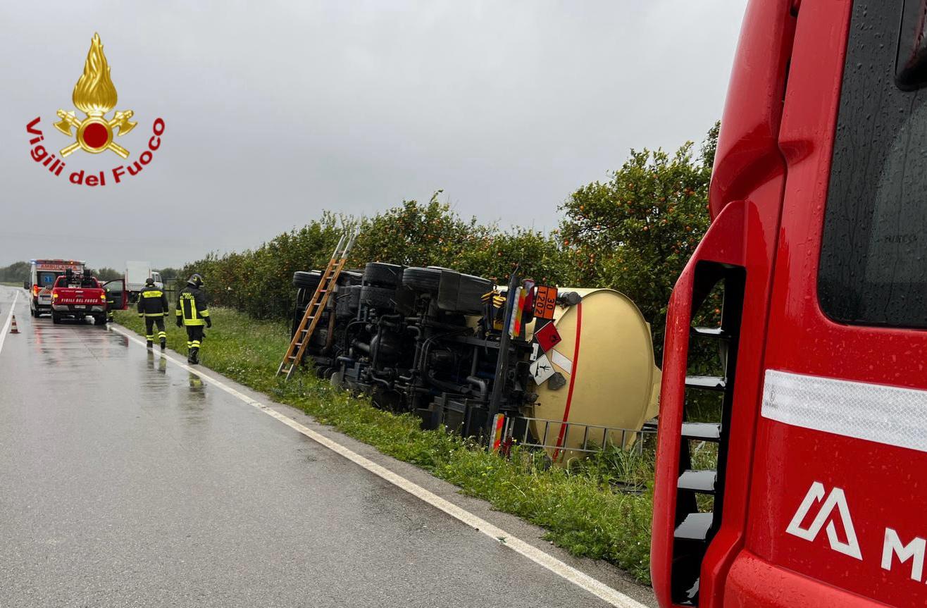 PATERNÒ: AUTOCISTERNA CARICO DI GASOLIO SI RIBALTA VICINO AL BIVIO JANNARELLO, FERITO CONDUCENTE