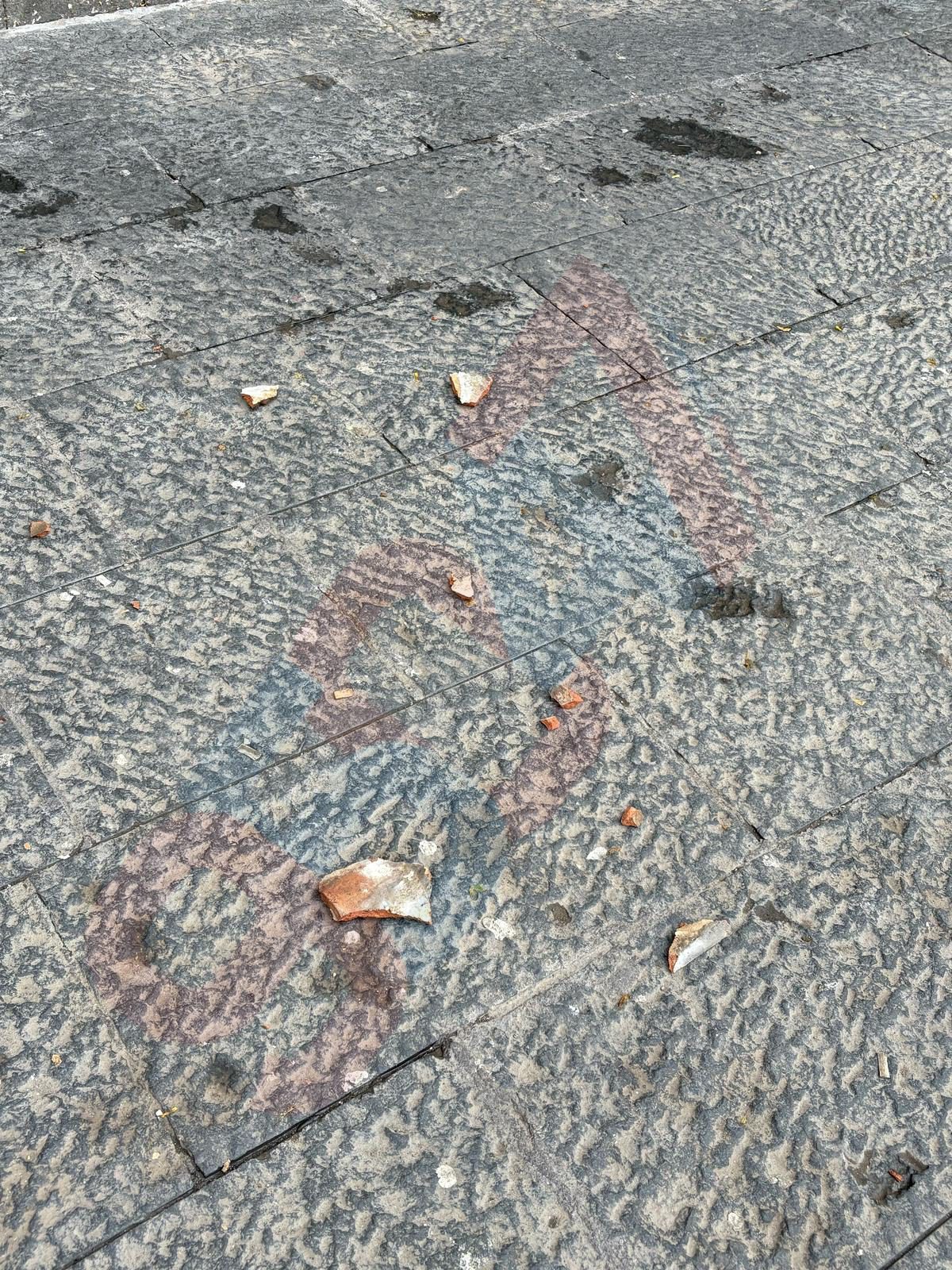 PATERNÒ, PAURA IN PIAZZA REGINA MARGHERITA: CADUTA DI TEGOLA SFIORA UN PASSANTE