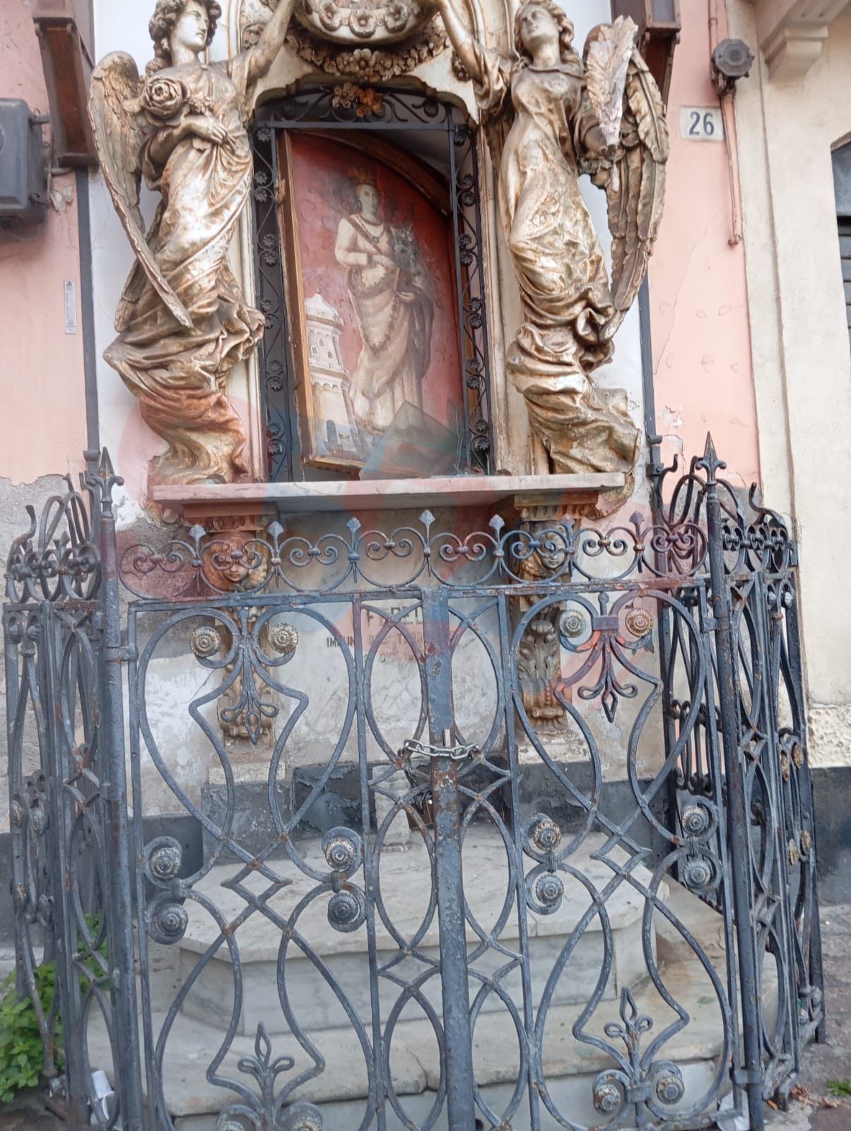 VANDALI COLPISCONO L’ALTARINO DI SANTA BARBARA: LA DURA CONDANNA DEL SINDACO NASO