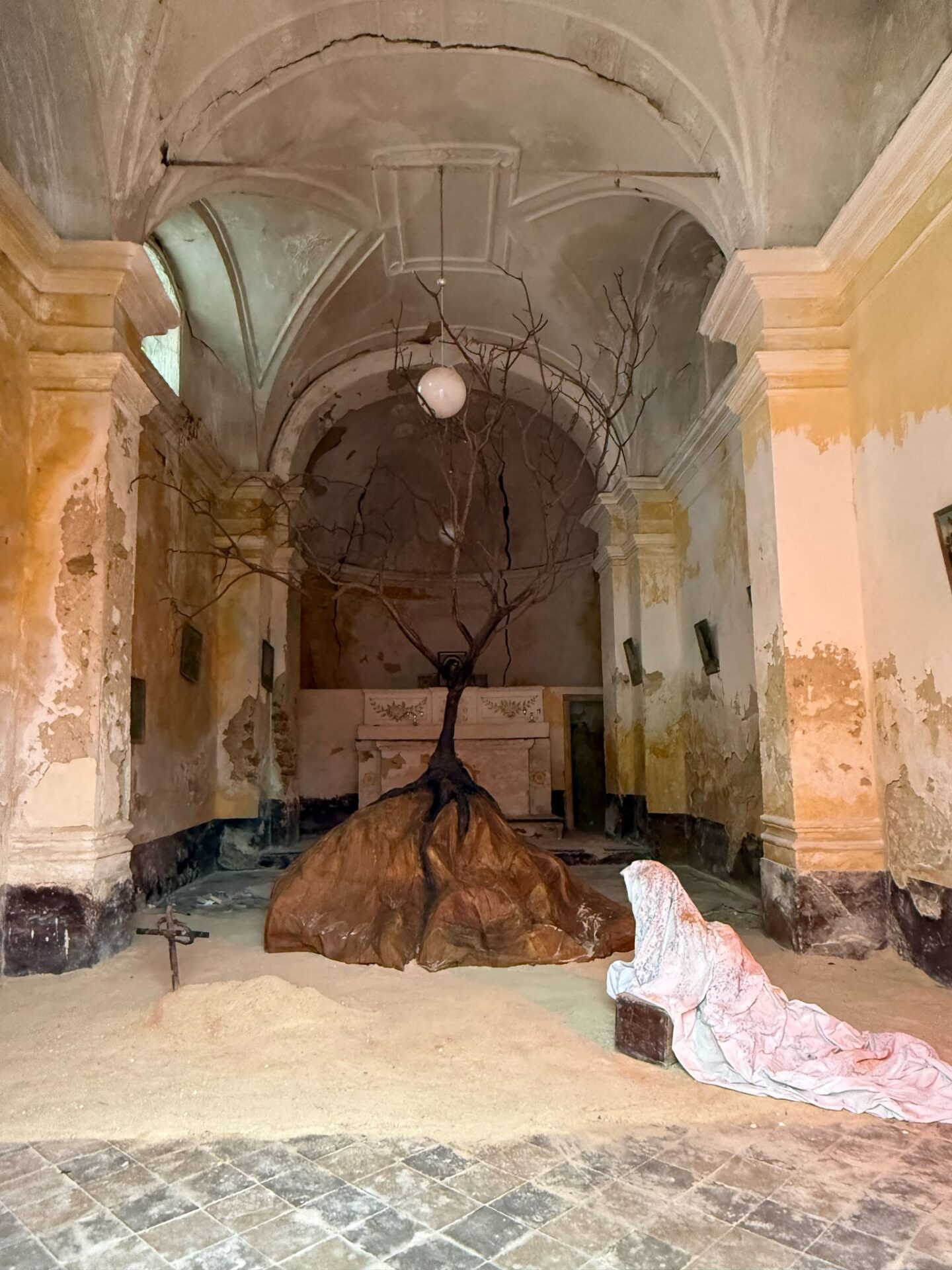 INAUGURATA A CENTURIPE L'INSTALLAZIONE "ESSENZA RADICATA": UN TRIBUTO ALLA MEMORIA E ALLA CRESCITA, REALIZZATA DA DUE GIOVANI PATERNESI