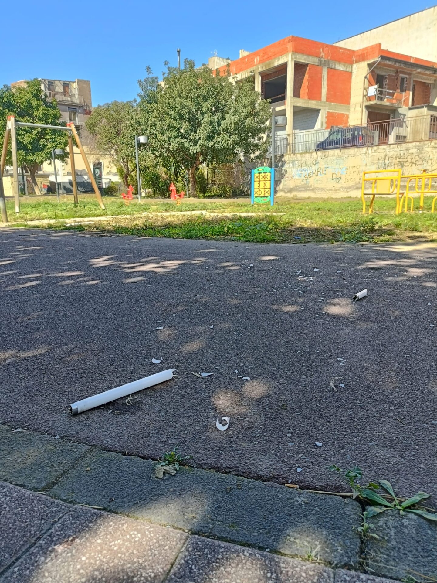 PATERNÒ, DEGRADO IN PIAZZA ALDO MORO: LA SEGNALAZIONE DI UN CITTADINO