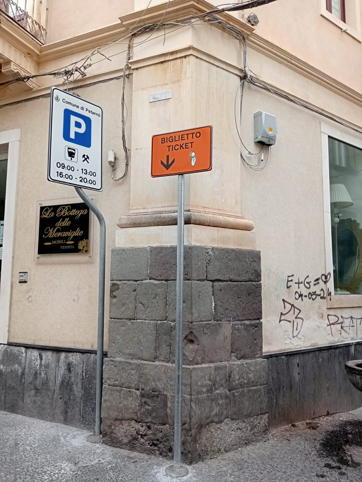 PATERNO', STRISCE BLU: AL VIA LA POSA DELLA SEGNALETICA VERTICALE. ATTIVAZIONE PREVISTA IL 15 APRILE