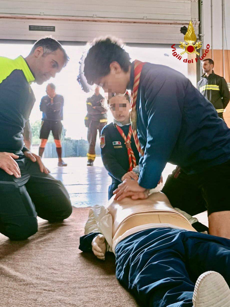 GLI SCOUT FSE PATERNÒ 7 INCONTRANO I VIGILI DEL FUOCO