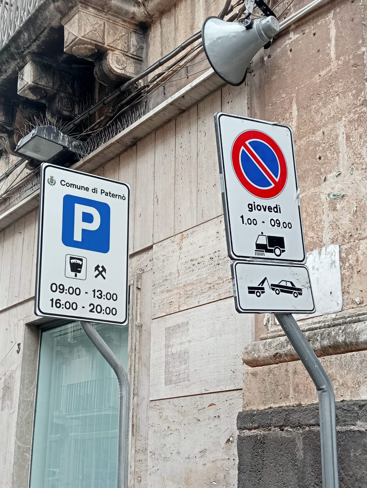 PATERNO', STRISCE BLU: AL VIA LA POSA DELLA SEGNALETICA VERTICALE. ATTIVAZIONE PREVISTA IL 15 APRILE