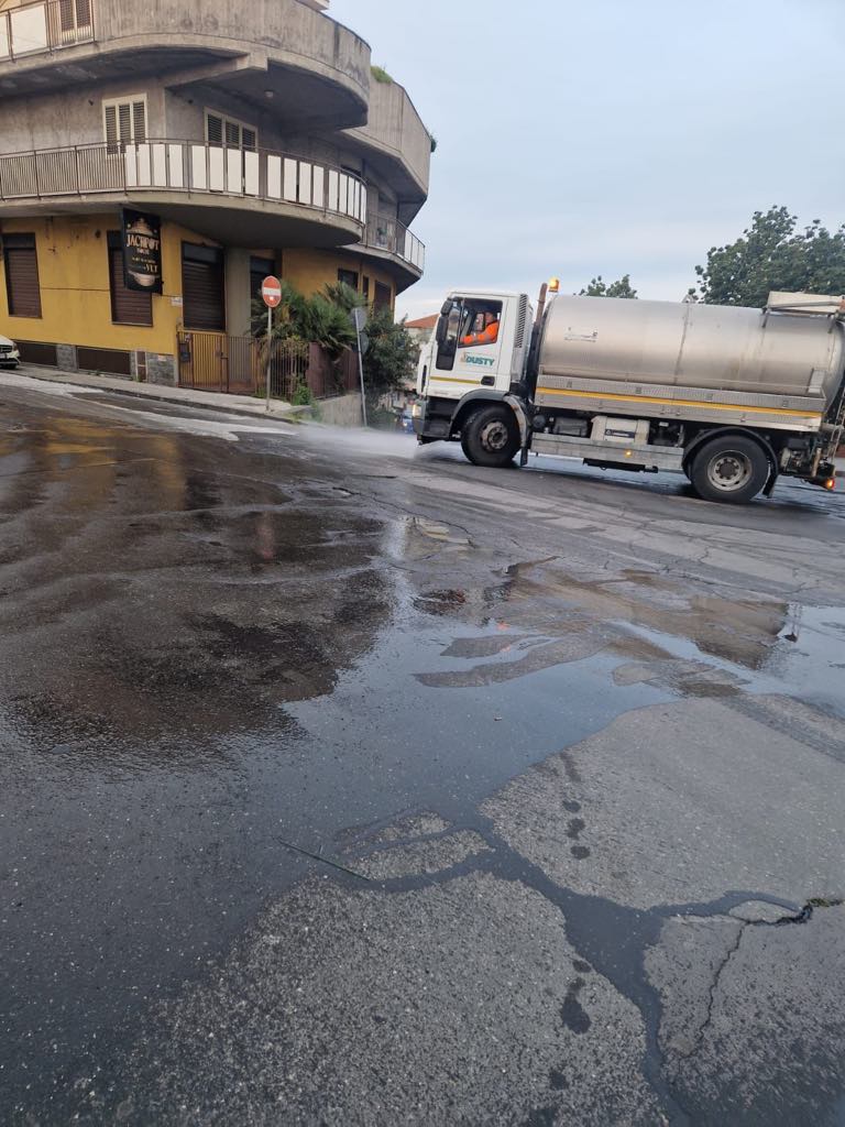 PATERNÒ: SPAZZAMENTO MECCANICO DELLE STRADE URBANE, 30 MULTE E 8 RIMOZIONI. GIOVEDÌ NUOVO INTERVENTO