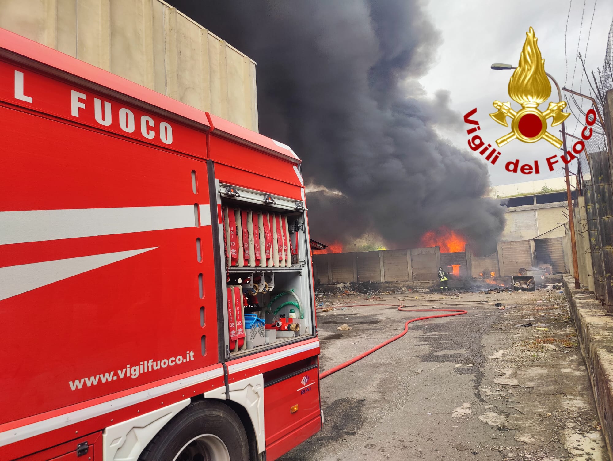 INCENDIO NELL’EX ITALCEMENTI DI CATANIA: SQUADRE DEI VIGILI DEL FUOCO AL LAVORO, COLONNA DI FUMO VISIBILE IN TUTTA LA CITTÀ