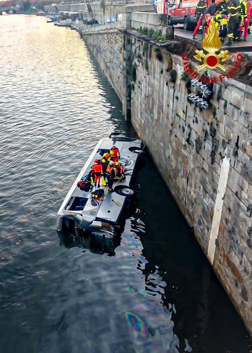 TORINO, PULLMAN TURISTICO CADE NEL PO IN PIAZZA VITTORIO. MUORE L'AUTISTA SOLO A BORDO: PROBABILE MALORE