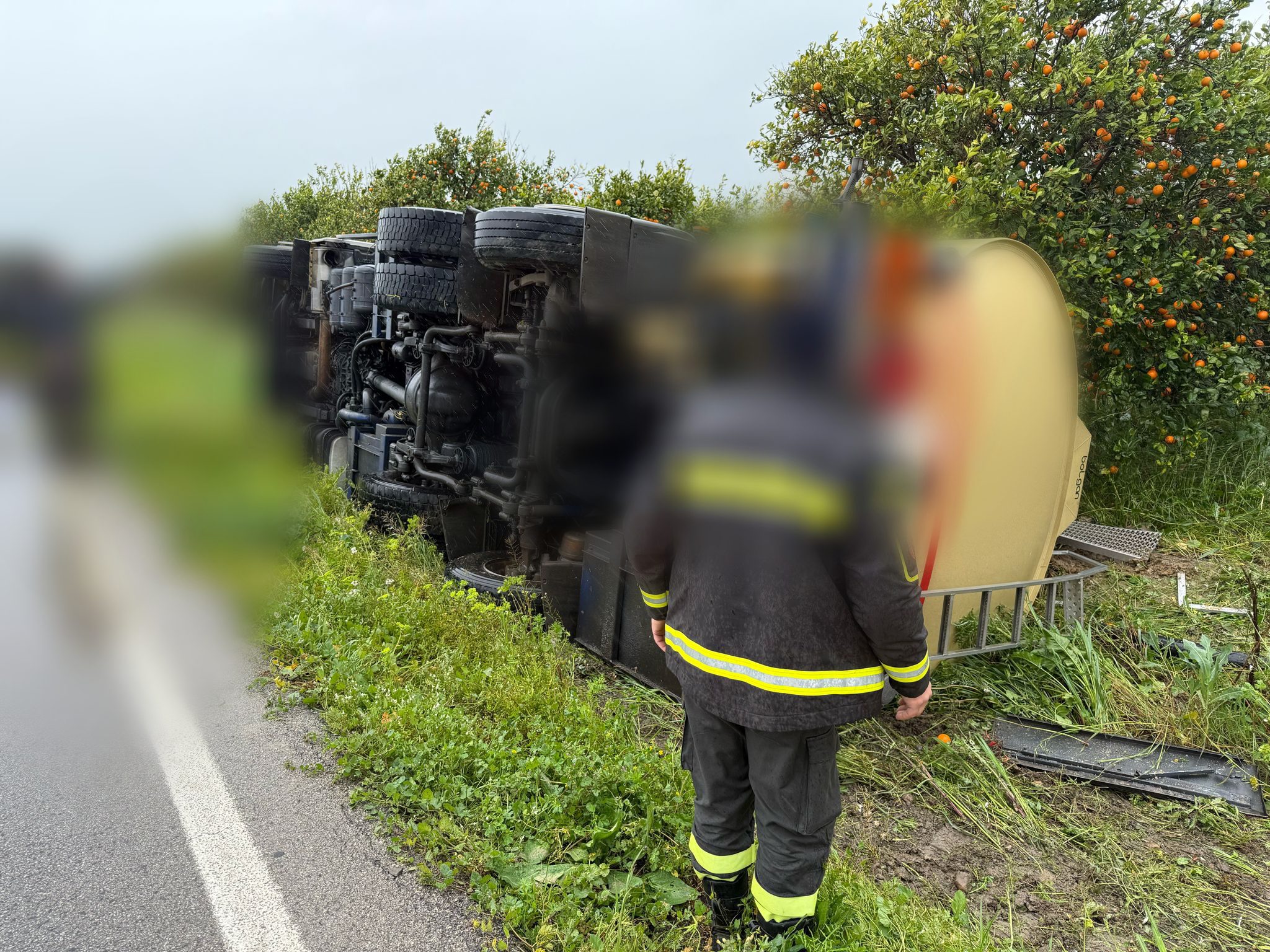 PATERNO', CAMION CON GASOLIO SI RIBALTA SULLA SS192: FERITO IL CONDUCENTE