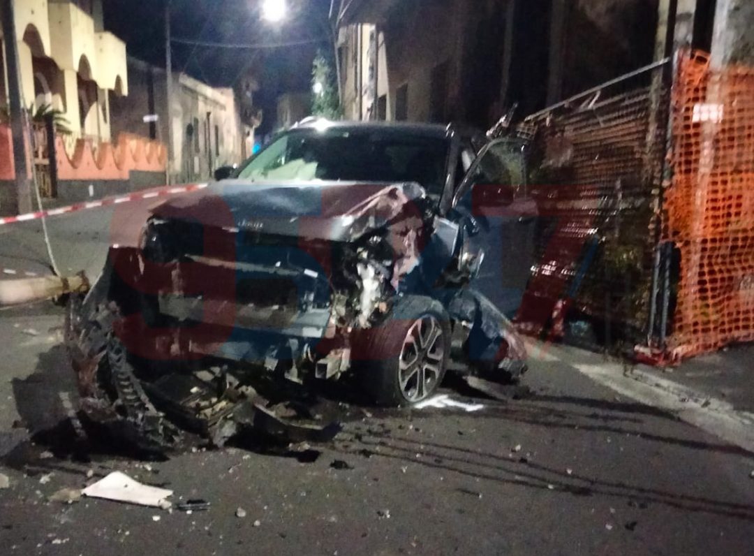 INCIDENTE ALL’ALBA A TREMESTIERI ETNEO: AUTO ABBATTE DUE PALI IN VIA ETNEA, FERITO CODNUCENTE