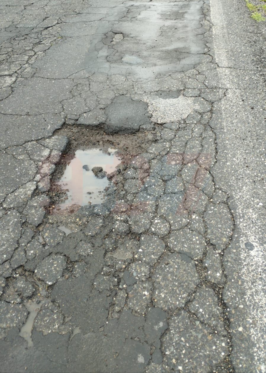 GIORNATA DI PIOGGIA E DISAGI: AUTOMOBILISTI FERMI PER GOMME FORATE LUNGO LA VIA MONGIBELLO