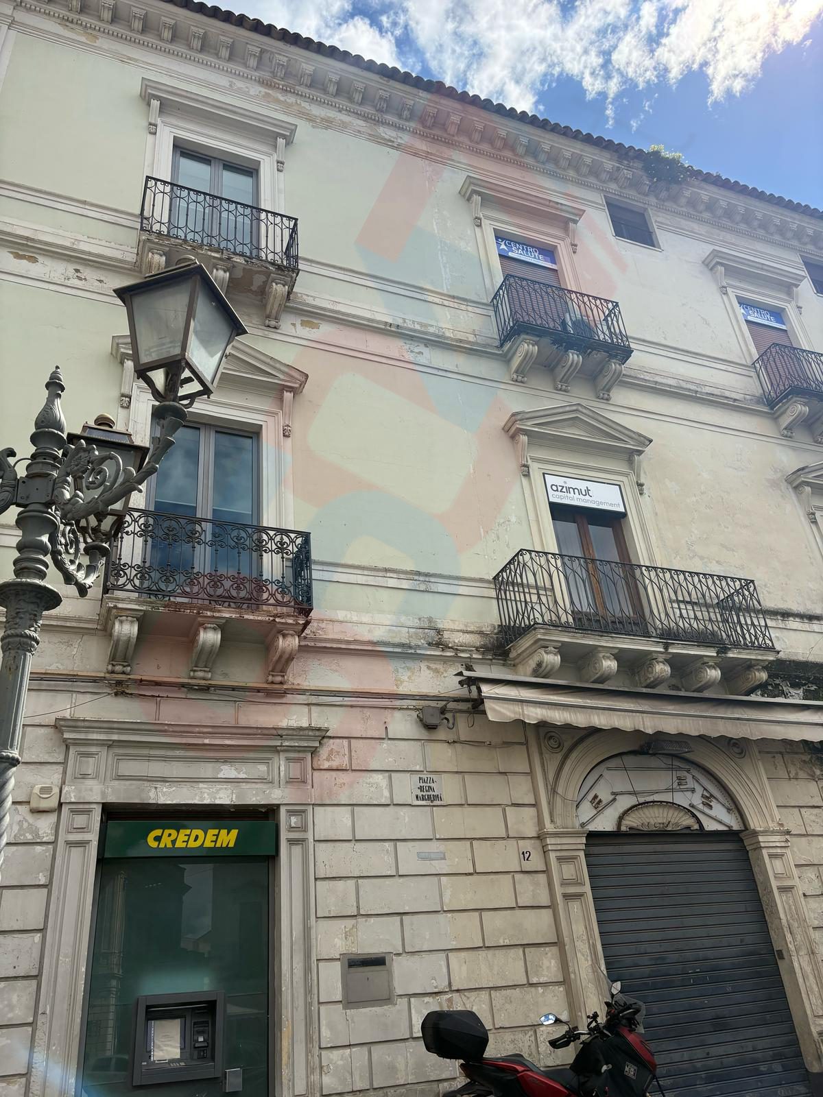 PATERNÒ, PAURA IN PIAZZA REGINA MARGHERITA: CADUTA DI TEGOLA SFIORA UN PASSANTE