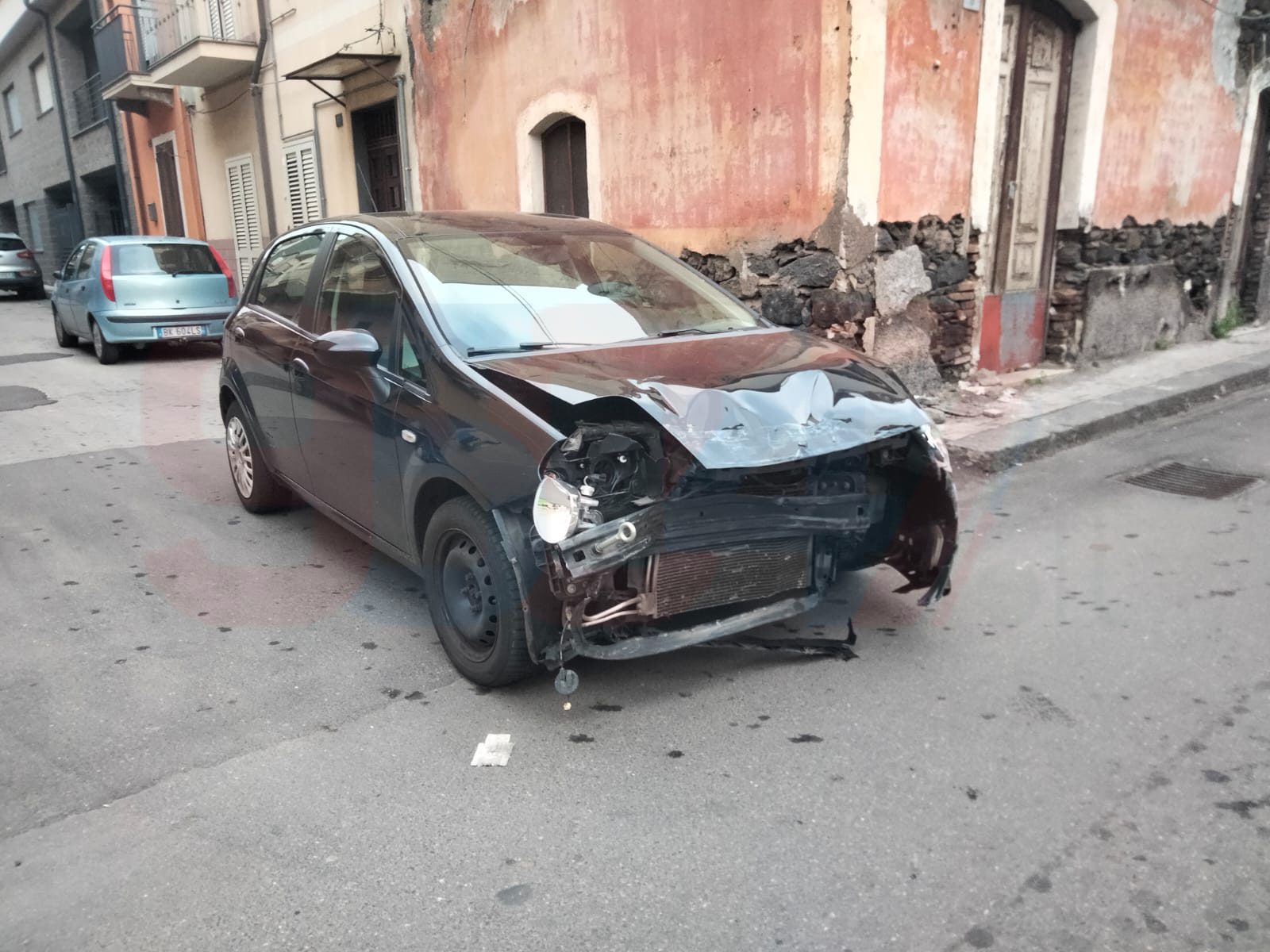 ADRANO: SCONTRO FRA DUE AUTO, 4 FERITI