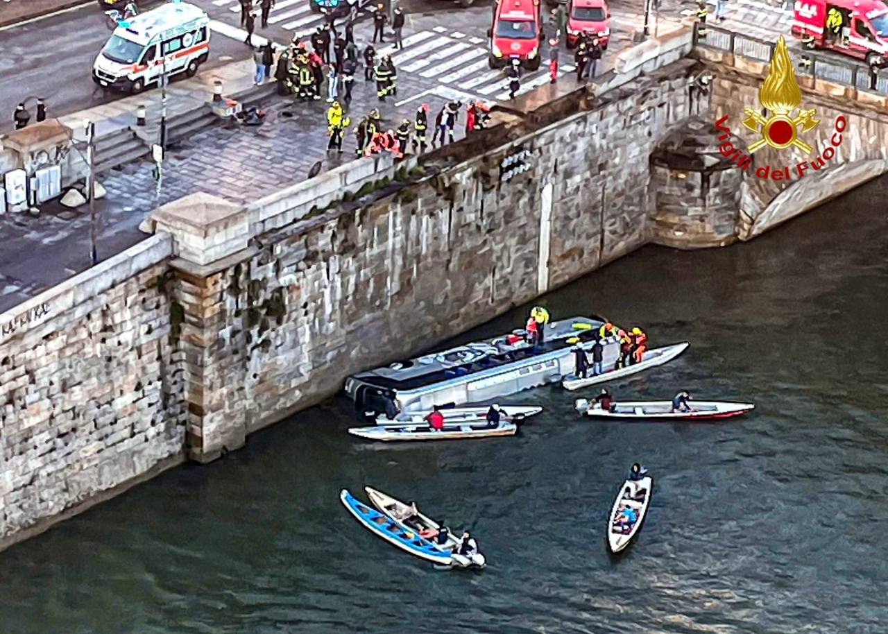 TORINO, PULLMAN TURISTICO CADE NEL PO IN PIAZZA VITTORIO. MUORE L'AUTISTA SOLO A BORDO: PROBABILE MALORE