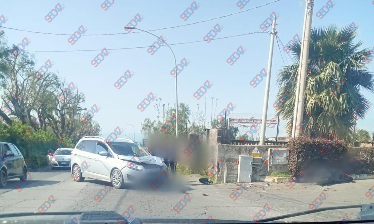 PATERNÒ, VIOLENTO SCONTRO AUTO VESPA IN VIA VERGA, FERITI - 