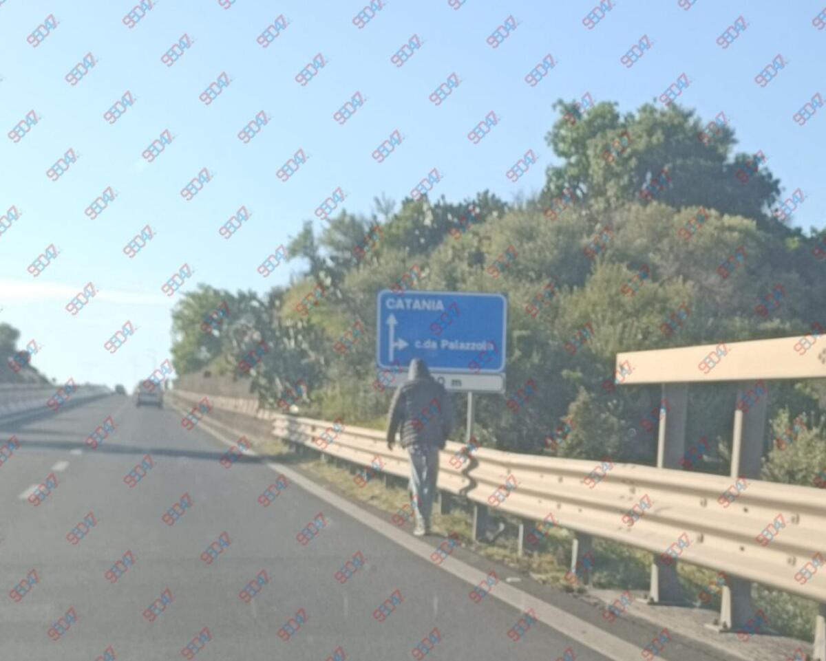 Superstrada SS121, uomo a piedi tra Paternò e Palazzolo - 