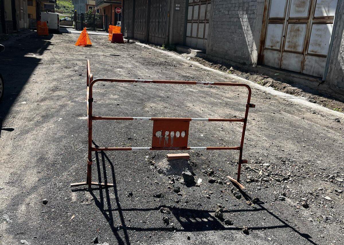 PATERNO'. VIA CARSO, DOPO 30 ANNI DI ATTESE: I LAVORI SI FERMANO E LA SPERANZA SI INFRANGE: LA PROTESTA DI UNA CITTADINA - 