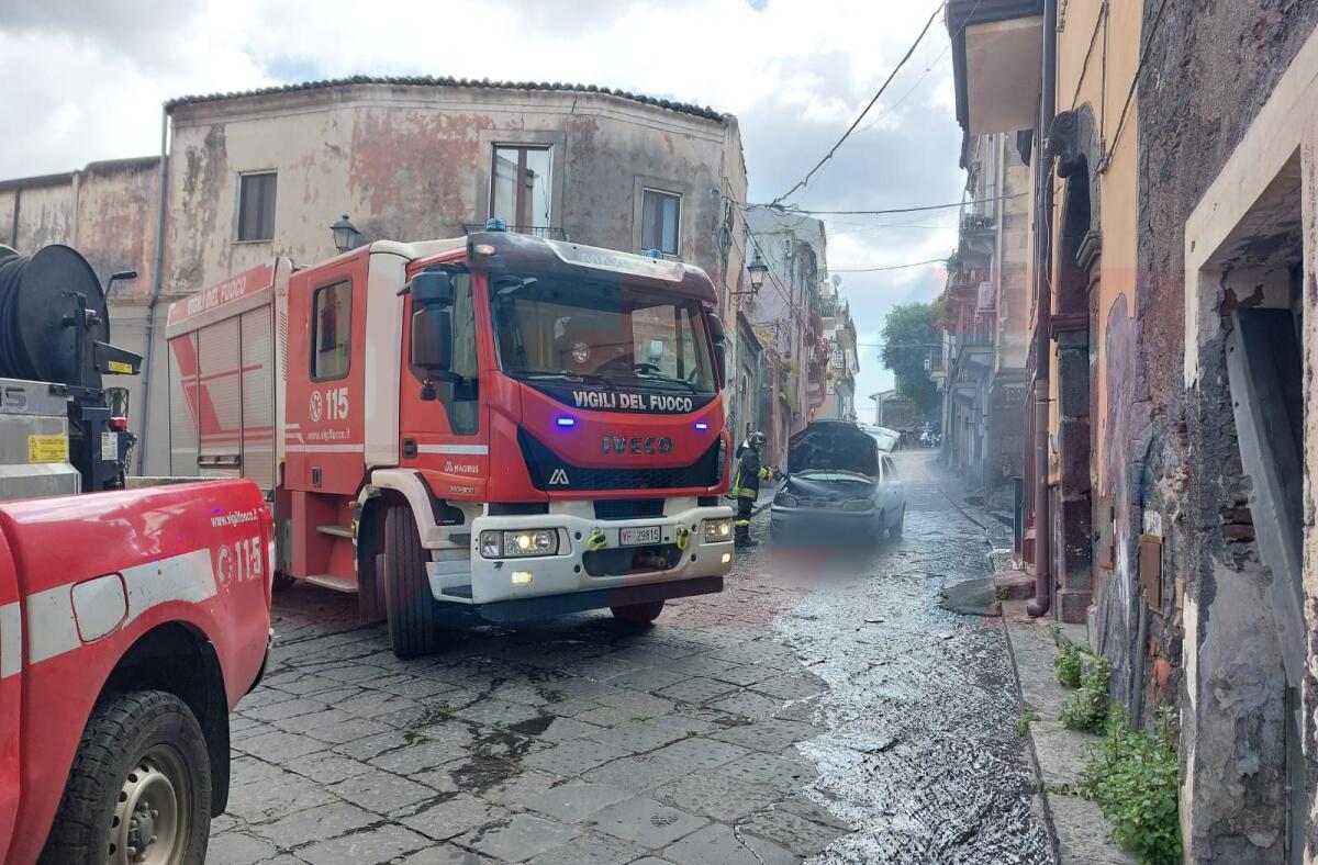 INCIDENTE A PATERNÒ: AUTO IN FIAMME IN VIA MONCADA, CONDUCENTE IN SALVO - 