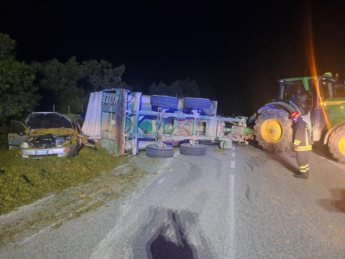 GRAVISSIMO INCIDENTE SULLA SP 18 TRA VITTORIA E SANTA CROCE CAMERINA: COINVOLTE TRE AUTO, UN TRATTORE, UN RIMORCHIO E UN TIR. FERITI - 