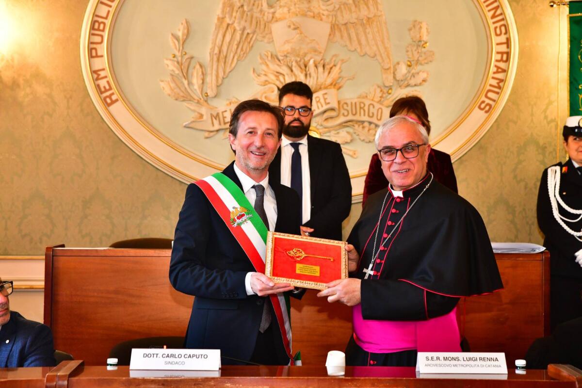 BELPASSO, CONFERITE CITTADINANZA ONORARIA A MONS. LUIGI RENNA E CIVICA BENEMERENZA "FENICE D'ORO" ALLA FONDAZIONE DELLA CAPPELLA DI S. LUCIA DI SIRACUSA - 