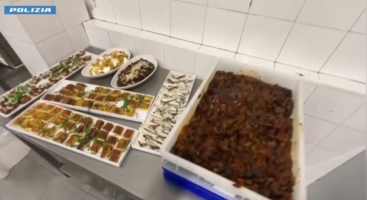 CATANIA, TASK FORCE DELLA POLIZIA IN UN RISTORANTE DEL PORTO: SEQUESTRATI 80 KG DI ALIMENTI NON TRACCIATI E SCADUTI, MULTE PER OLTRE 9.000 EURO - 
