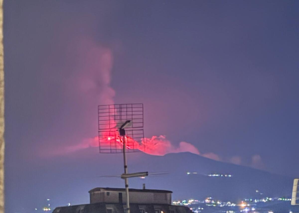 Etna in eruzione: fontane di lava, boati nella notte e ricaduta di cenere  pure su Paternò - 