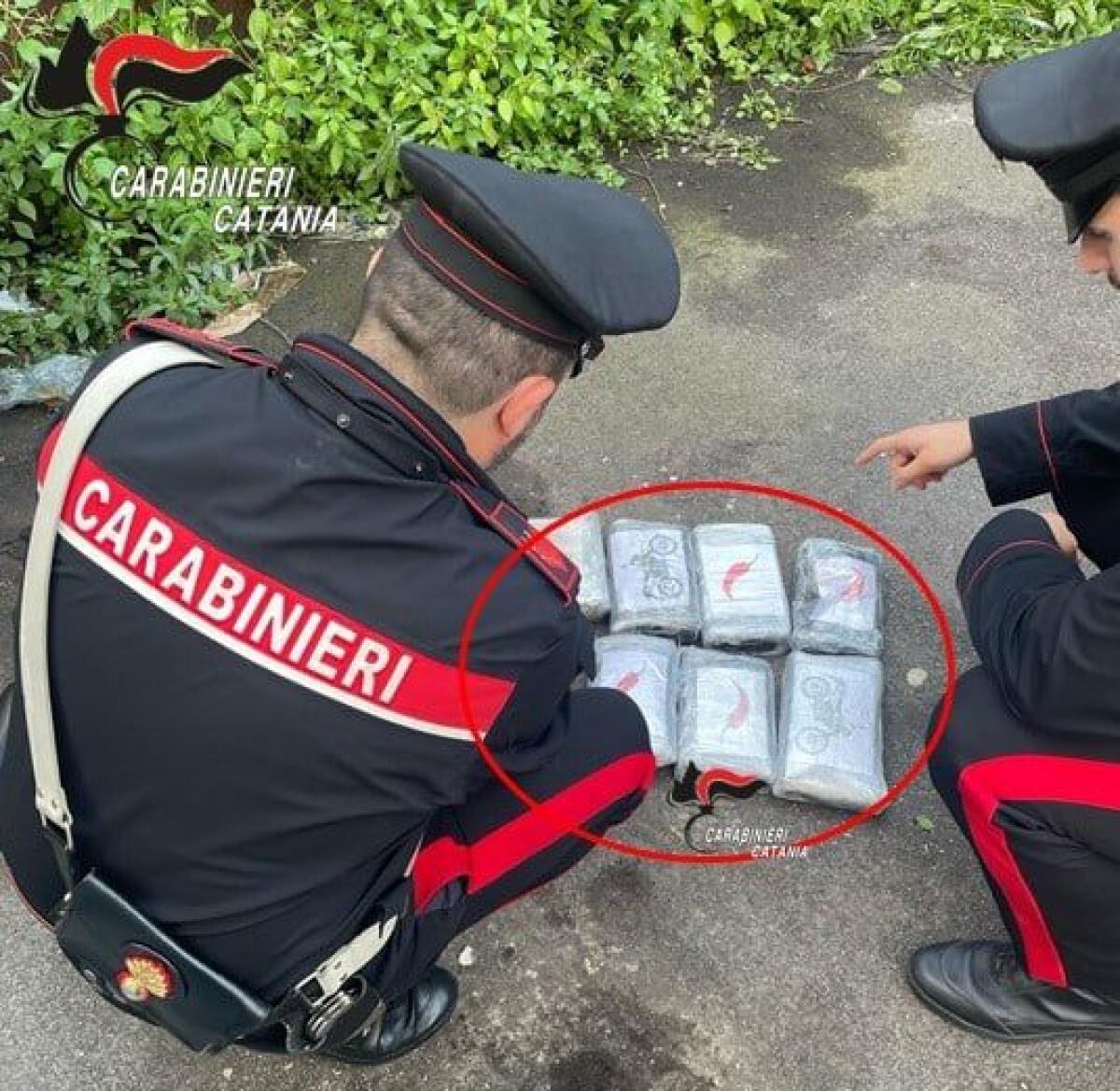 CATANIA – I CARABINIERI TROVANO 7 KG DI COCAINA NASCOSTI IN UNO ZAINO TRA I RIFIUTI - 