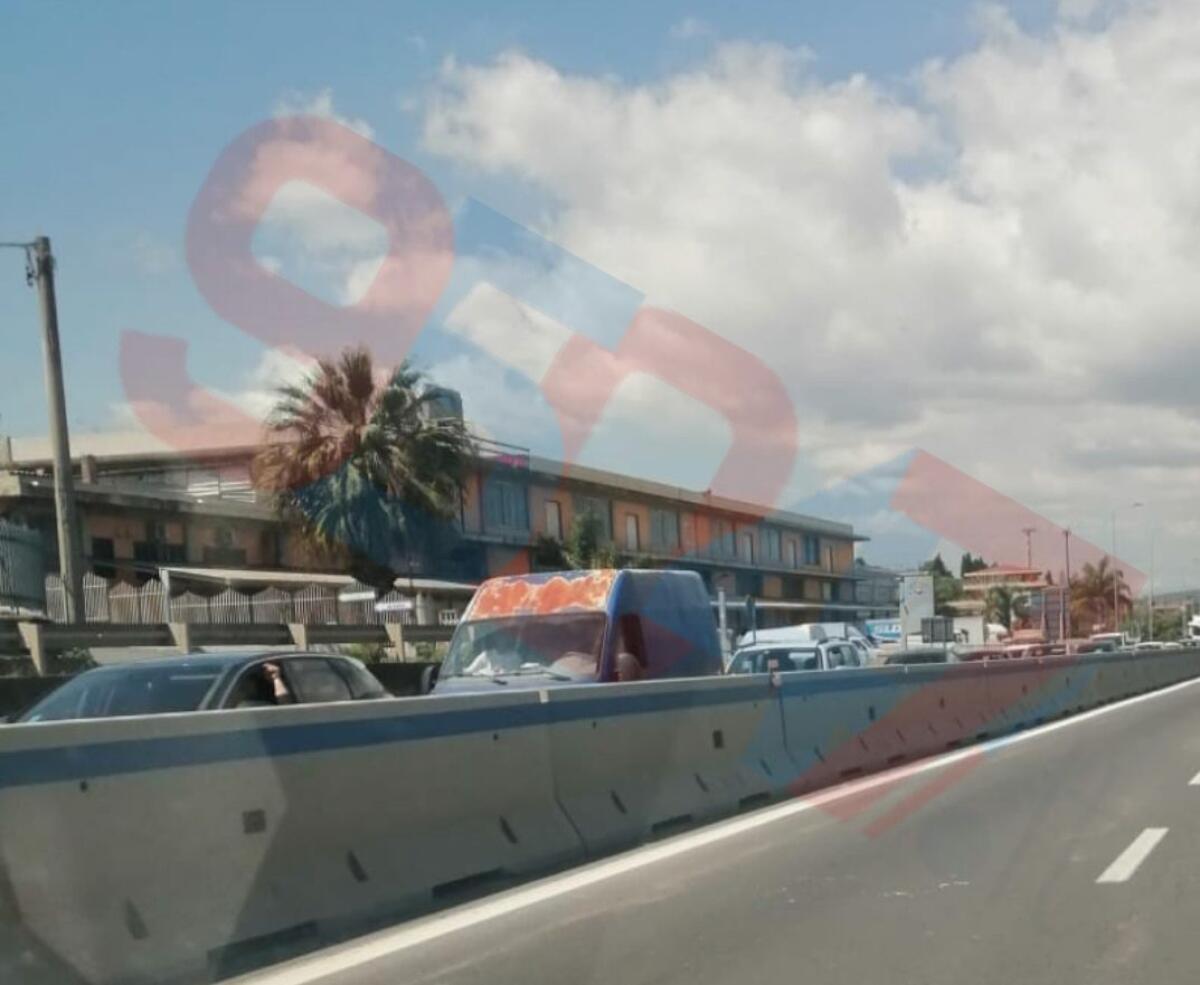 INCIDENTE SULLA SUPERSTRADA 121: AUTO CONTRO IL GUARDRAIL, TRAFFICO RALLENTATO - 