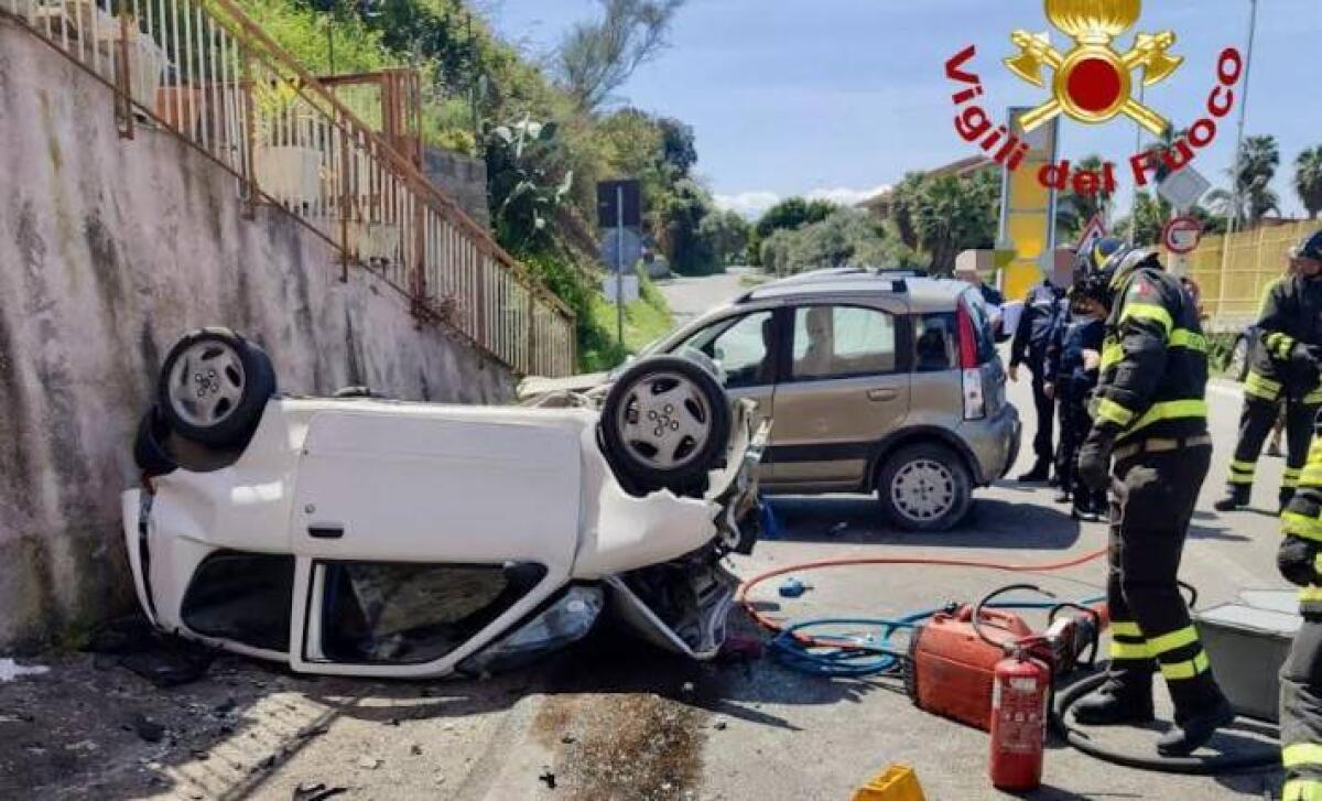 SCONTRO TRA AUTO A CAPO D'ORLANDO: MUORE UNA DONNA DI 77 ANNI E TRE GIOVANI FERITI, UNO IN GRAVI CONDIZIONI - 