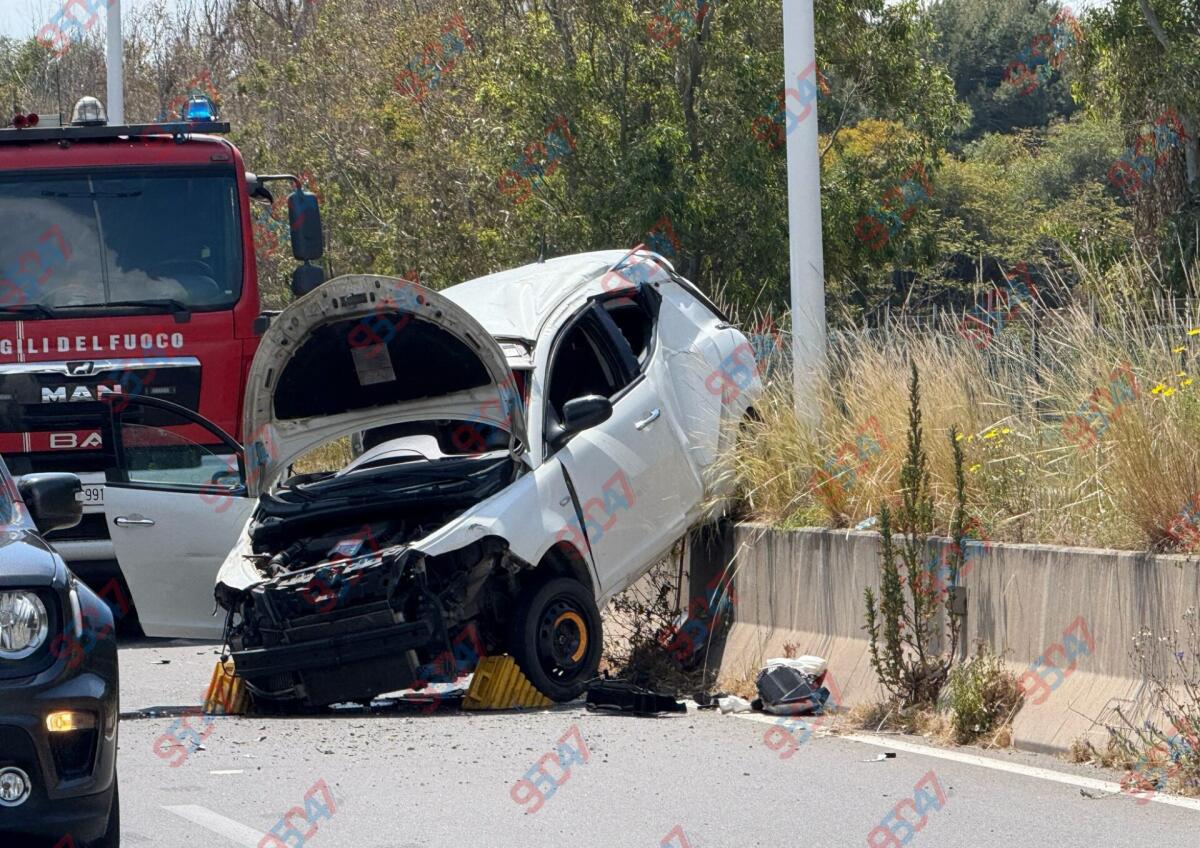 GRAVE INCIDENTE A CATANIA: SCONTRO TRA DUE AUTO, UNA SI RIBALTA. UOMO IN CODICE ROSSO - 