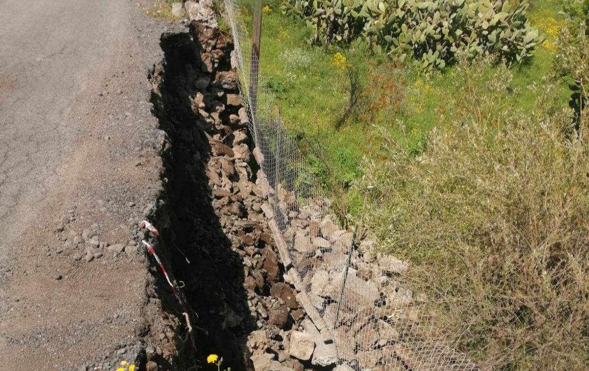 STRADA PROVINCIALE 4/11 (S.m.licodia - belpasso) IN CONDIZIONI CRITICHE: OGGI È CEDUTO UN TRATTO DI STRADA - 