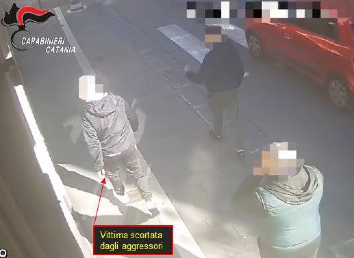BELPASSO, SEQUESTRANO, PICCHIANO E DERUBANO UN UOMO PER VENDETTA MA AVEVANO SBAGLIATO, ARRESTATI IN QUATTRO - 