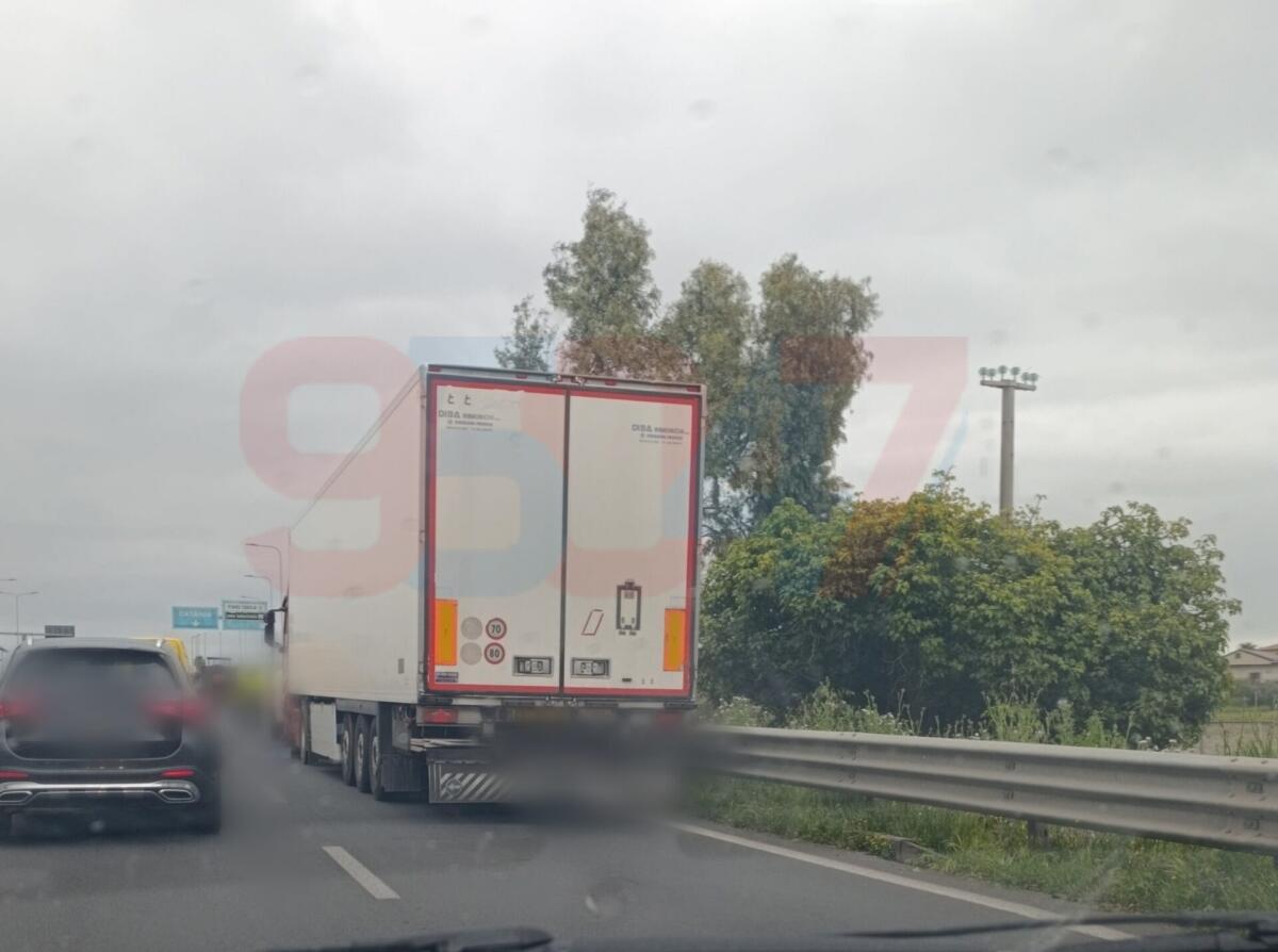 Superstrada 121, tir in panne provoca rallentamenti prima dello svincolo per Belpasso - 