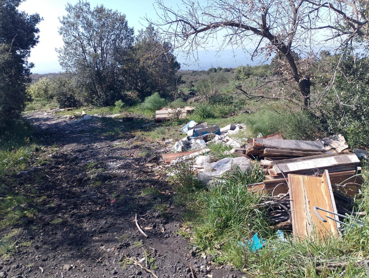ETNA SUD, LA DENUNCIA: “PANORAMI MOZZAFIATO ROVINATI DAI RIFIUTI” - 
