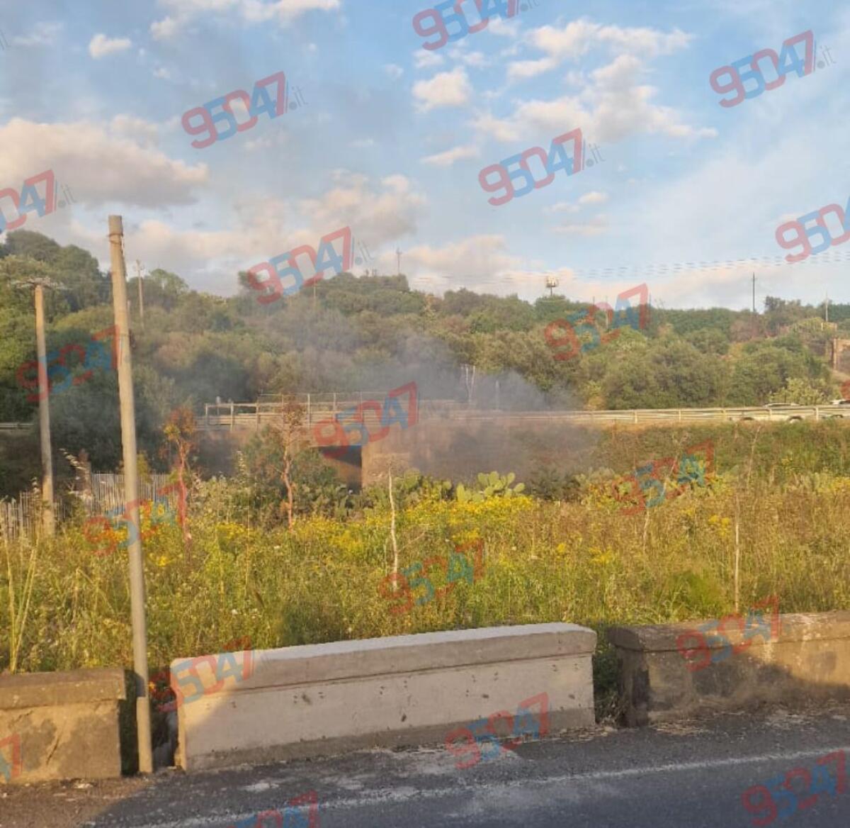 AUMENTANO LE TEMPERATURE ED INIZIANO I PRIMI INCENDI: FIAMME A PATERNÒ SUL CORSO ITALIA - 