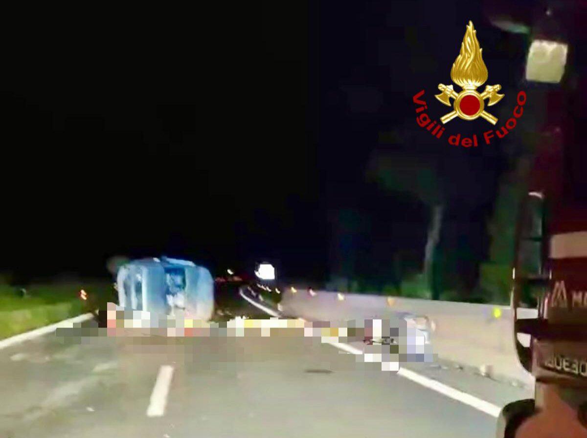 TRAGEDIA NELLA NOTTE DI PASQUA SULLA CATANIA-MESSINA: SI RIBALTA MINIVAN, UNA DONNA MUORE E OTTO FERITI - 