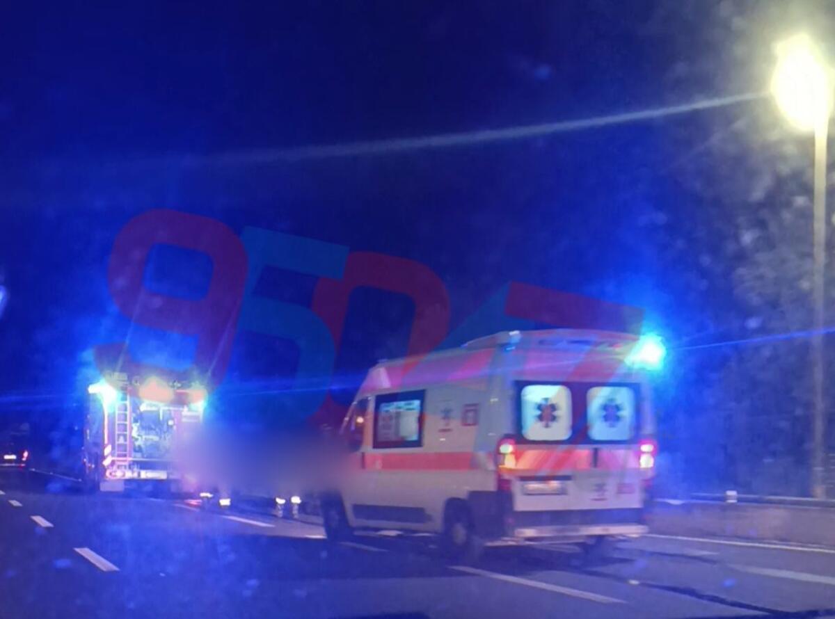 AUTO SI RIBALTA SULLA SUPERSTRADA 121, SOCCORSI SUL POSTO - 