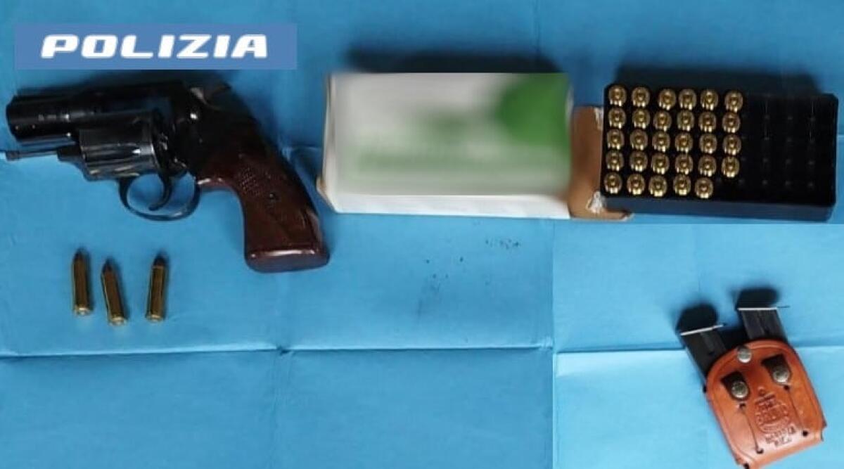 ARMI ABBANDONATE IN STRADA: LA POLIZIA TROVA UN REVOLVER E 32 CARTUCCE A CATANIA - 