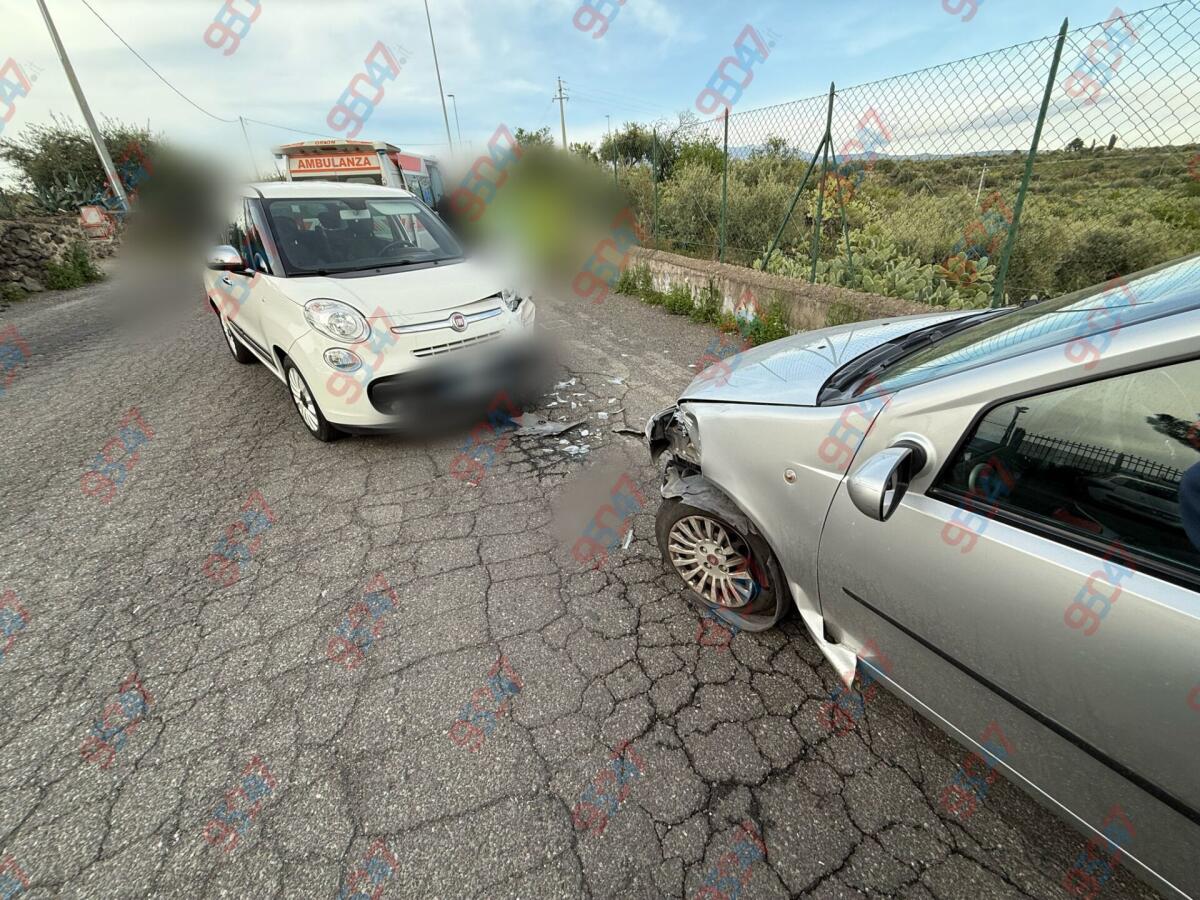 SCONTRO FRONTALE TRA DUE AUTO SULLA CIRCONVALLAZIONE DI BIANCAVILLA: QUATTRO FERITI, TRA CUI DUE MINORENNI - 