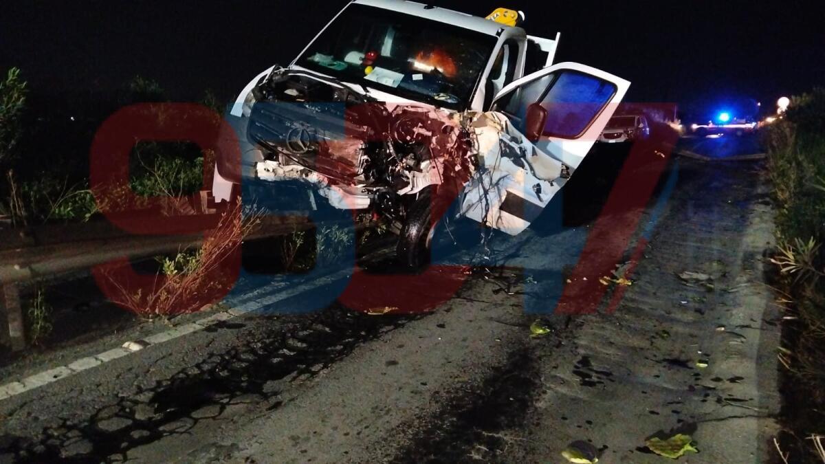 VALCORRENTE, SCHIANTO NELLA NOTTE: FURGONE DISTRUTTO CONTRO IL GUARDRAIL, CONDUCENTE MIRACOLAMENTE ILLESO - 