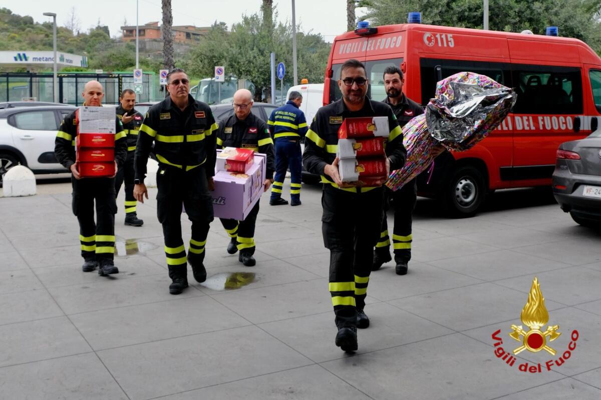 VIGILI DEL FUOCO IN VISITA ALL'OSPEDALE GARIBALDI NESIMA DI CATANIA - 