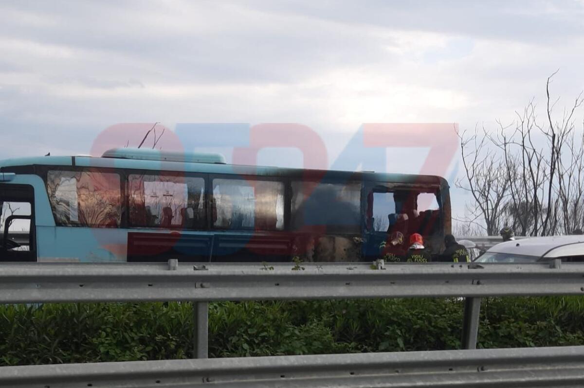 Autobus in fiamme sull'A18, disagi e code chilometriche - 