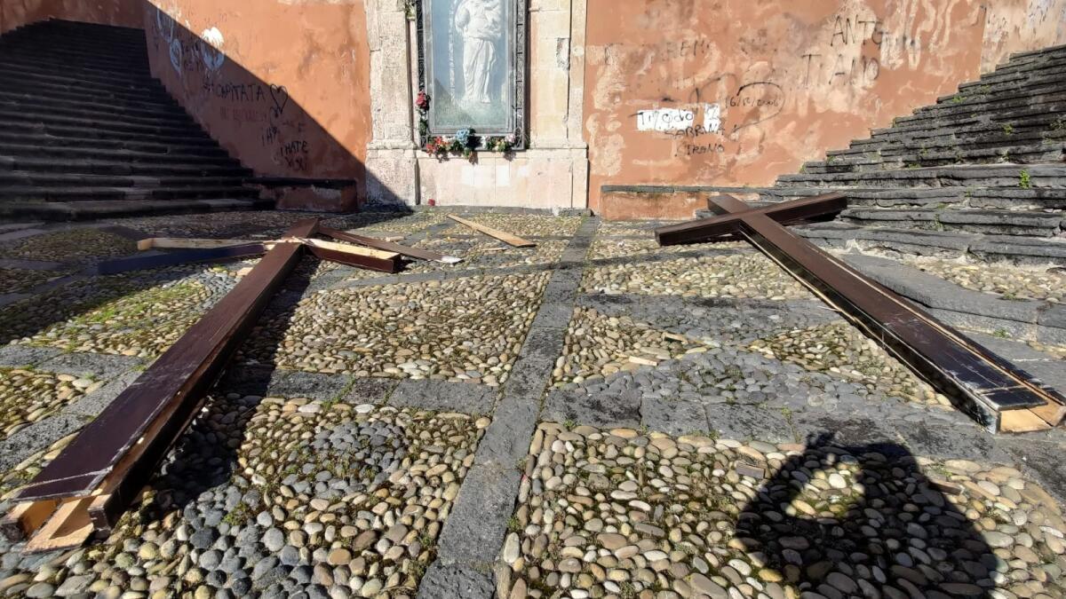 GRAVISSIMO ATTO VANDALICO A PATERNÒ: DISTRUTTE LE CROCI ALLA MATRICE - 
