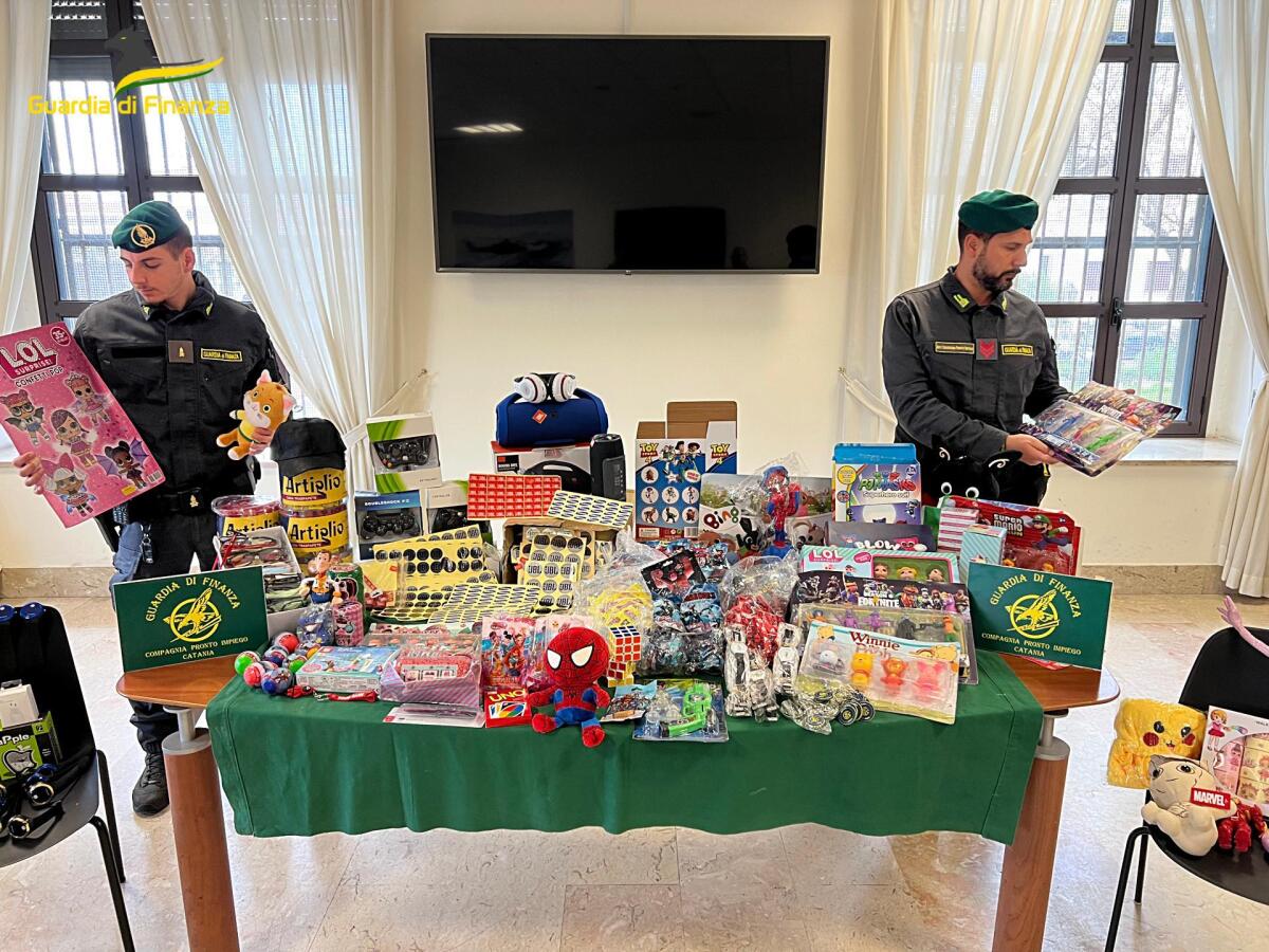 SCOPERTO DEPOSITO DI PRODOTTI CONTRAFFATTI  NELLA ZONA INDUSTRIALE DI CATANIA. SEQUESTRATA MERCE FALSA PER 5 MILIONI DI EURO - 
