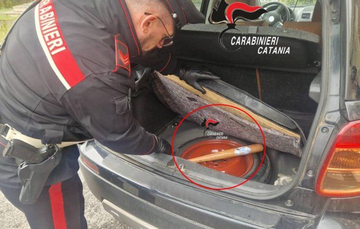 DROGA E ARMI NASCOSTE IN AUTO: GIOVANI DENUNCIATI TRA BRONTE E RANDAZZO - 