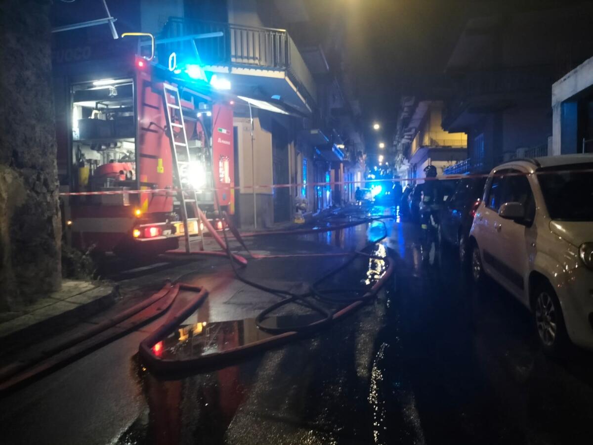 Paura a Paternò: incendio in una palazzina in via Mondello, intervento dei Vigili del Fuoco - 