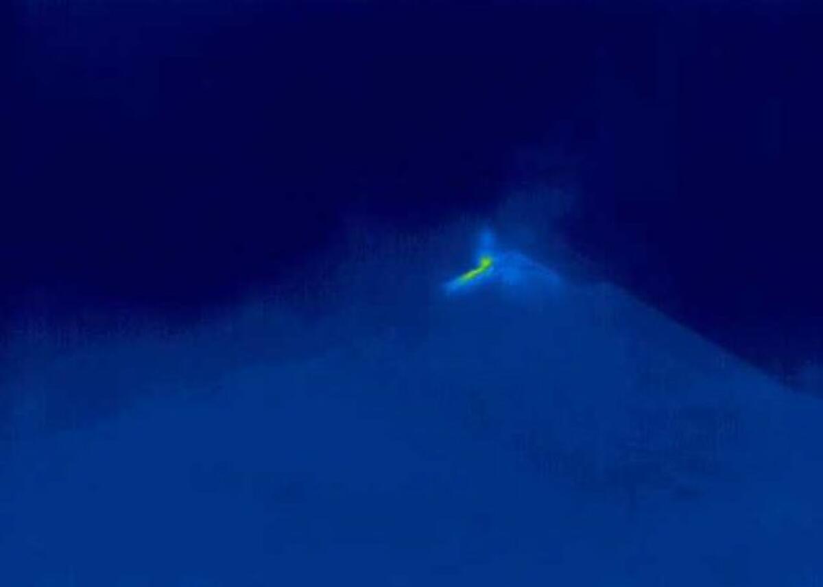 L’ETNA SI RISVEGLIA:  LAVA DAL CRATERE DI SUD-EST, NUBE IN DIREZIONE SUD-EST - 