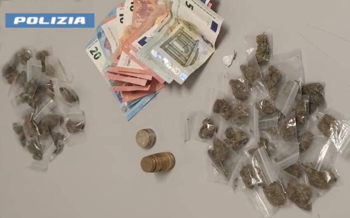 DUE RAGAZZI FERMATI DALLA POLIZIA CON DROGA E COLTELLO ALLA VILLA DI ADRANO: ARRESTATO UN 18ENNE, DENUNCIATO IL COMPAGNO - 